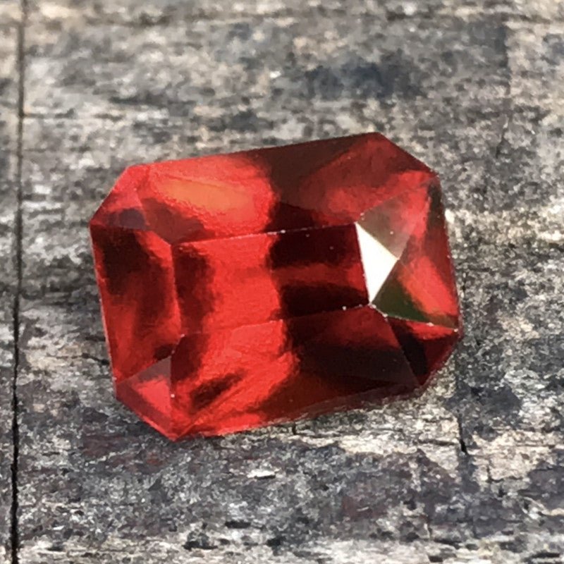 Natural Garnet 3.59 ct – Octagonal Cut, Untreated, ČGL Certified