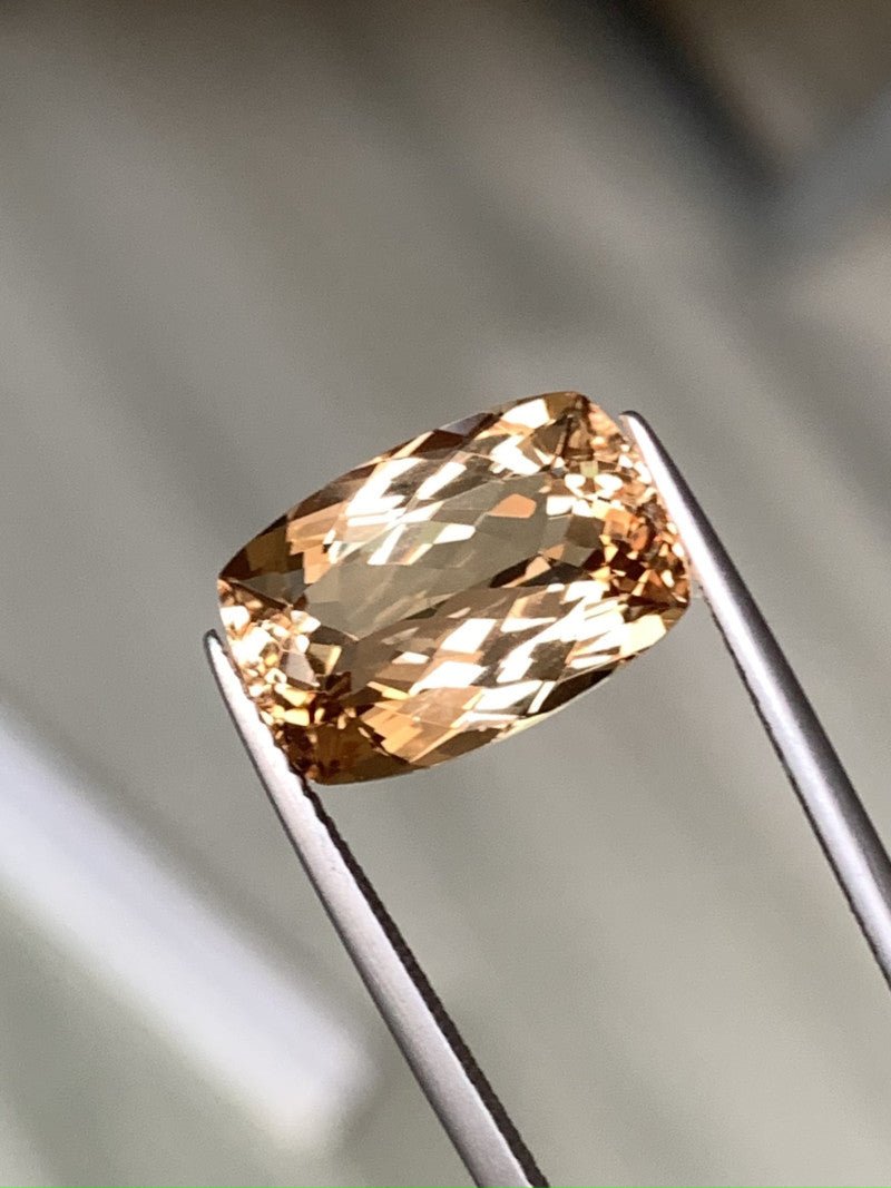 Natural morganite, pinkish-peach, cushion cut, 5.48 ct, loose gemstone, view 2.