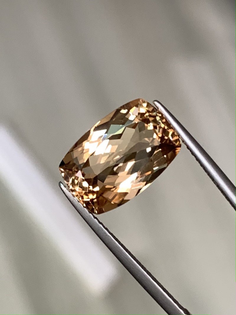 Natural morganite, pinkish-peach, cushion cut, 5.48 ct, loose gemstone, view 3.
