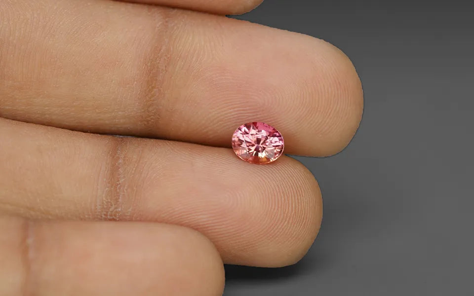 Natural sapphire, orangy pink, oval cut, 1.08 ct, loose gemstone.