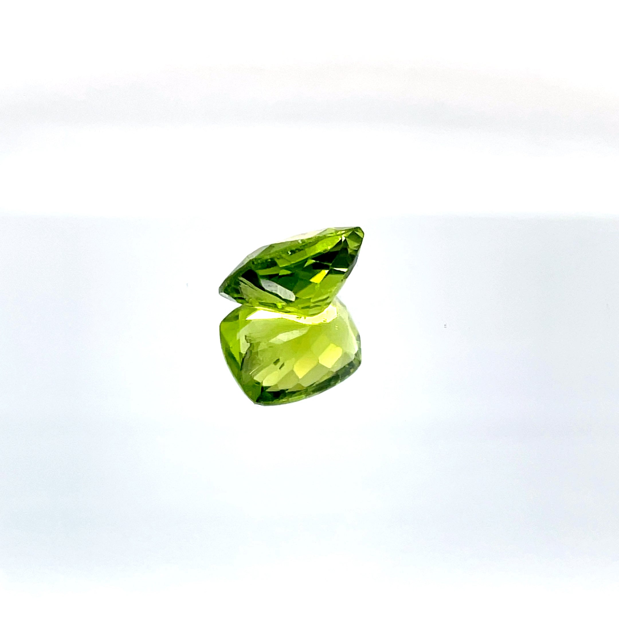 Natural Peridot 5.60 ct – Green, Oval Cut, Untreated