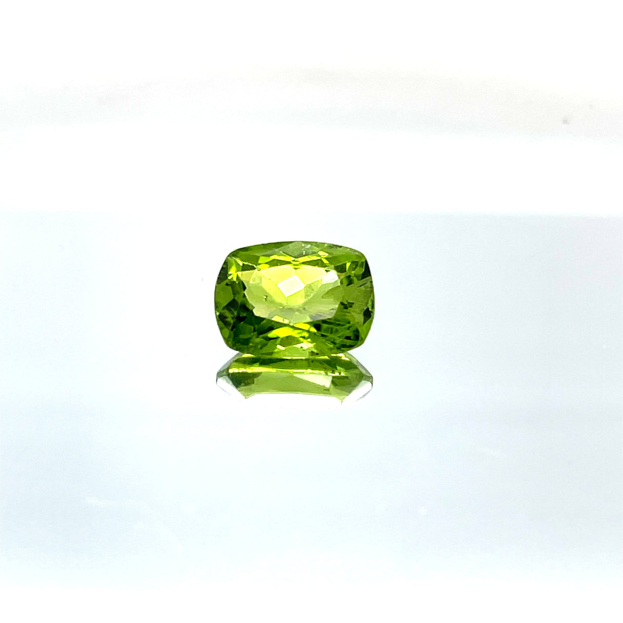 Natural Peridot 5.60 ct – Green, Oval Cut, Untreated