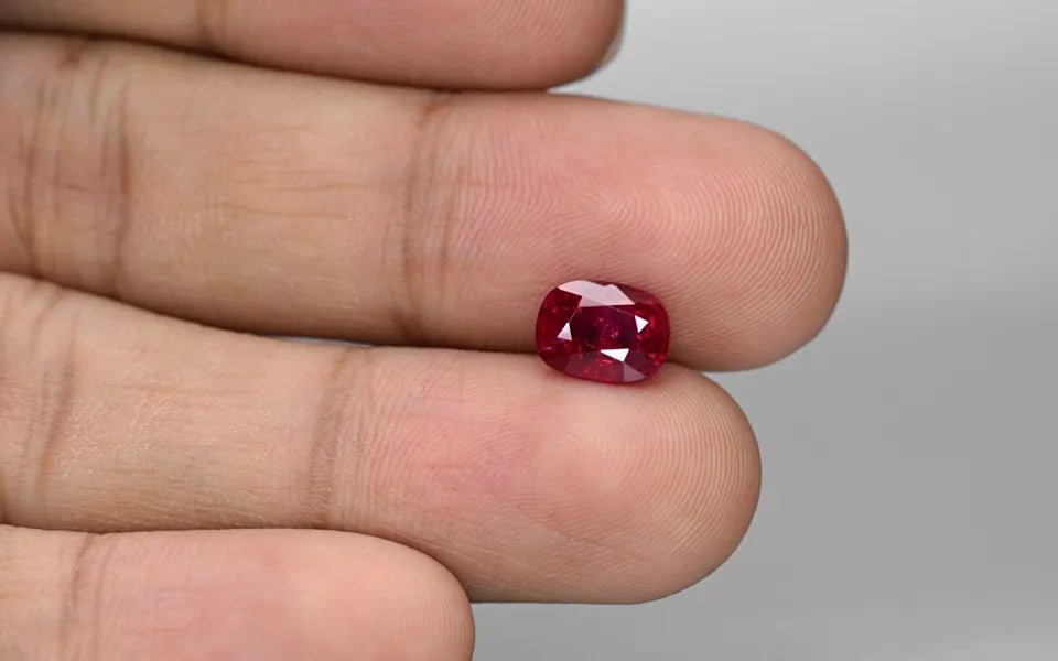 Natural Ruby 2.57 ct – Vivid Red "Pigeon’s Blood", Oval Cut, Untreated, Burma, GRS Certified