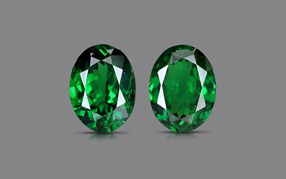Natural tsavorite, green, oval cut, 3.2 ct, loose gemstone.