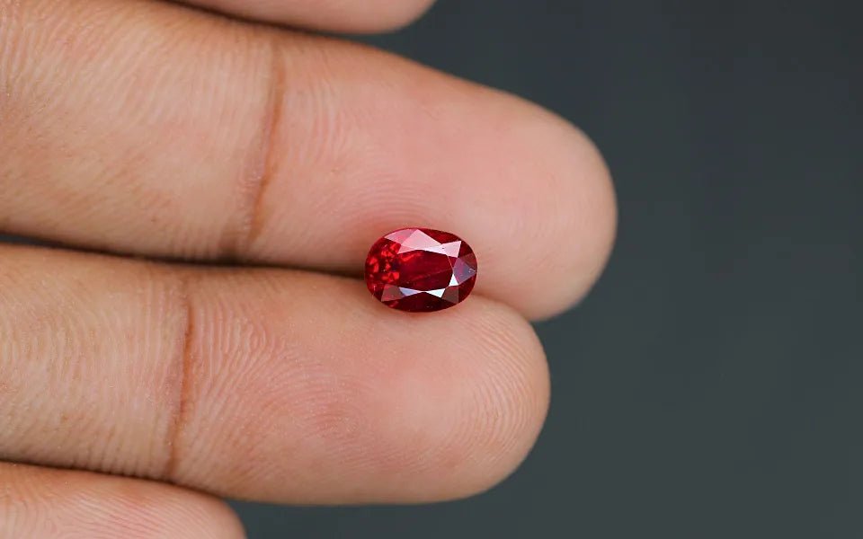 Natural unheated ruby, vivid red (grs type "pigeon's blood"), oval cut, 1.8 ct, loose gemstone, view 3.