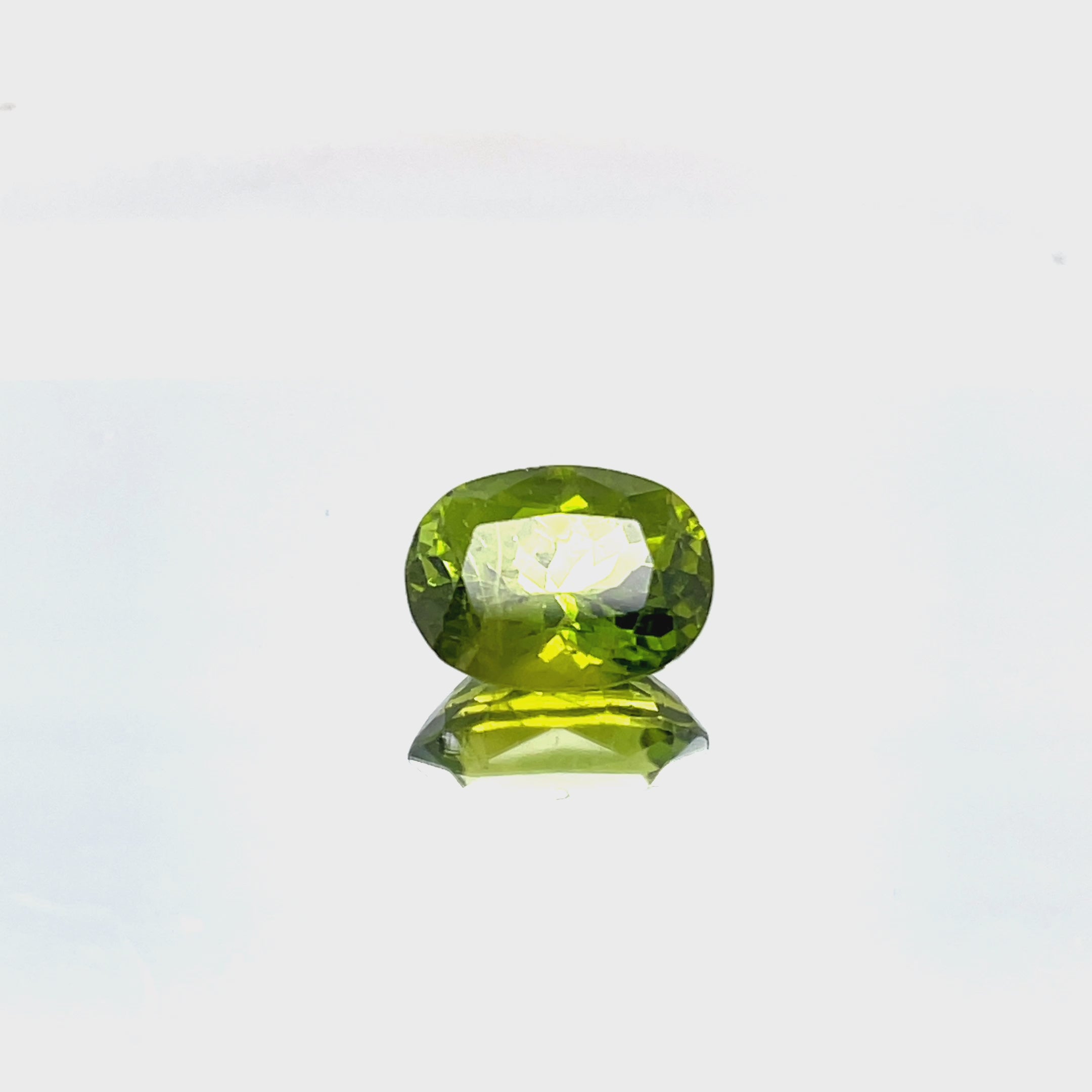 Natural peridot - 6,80 ct, green, oval cut, untreated