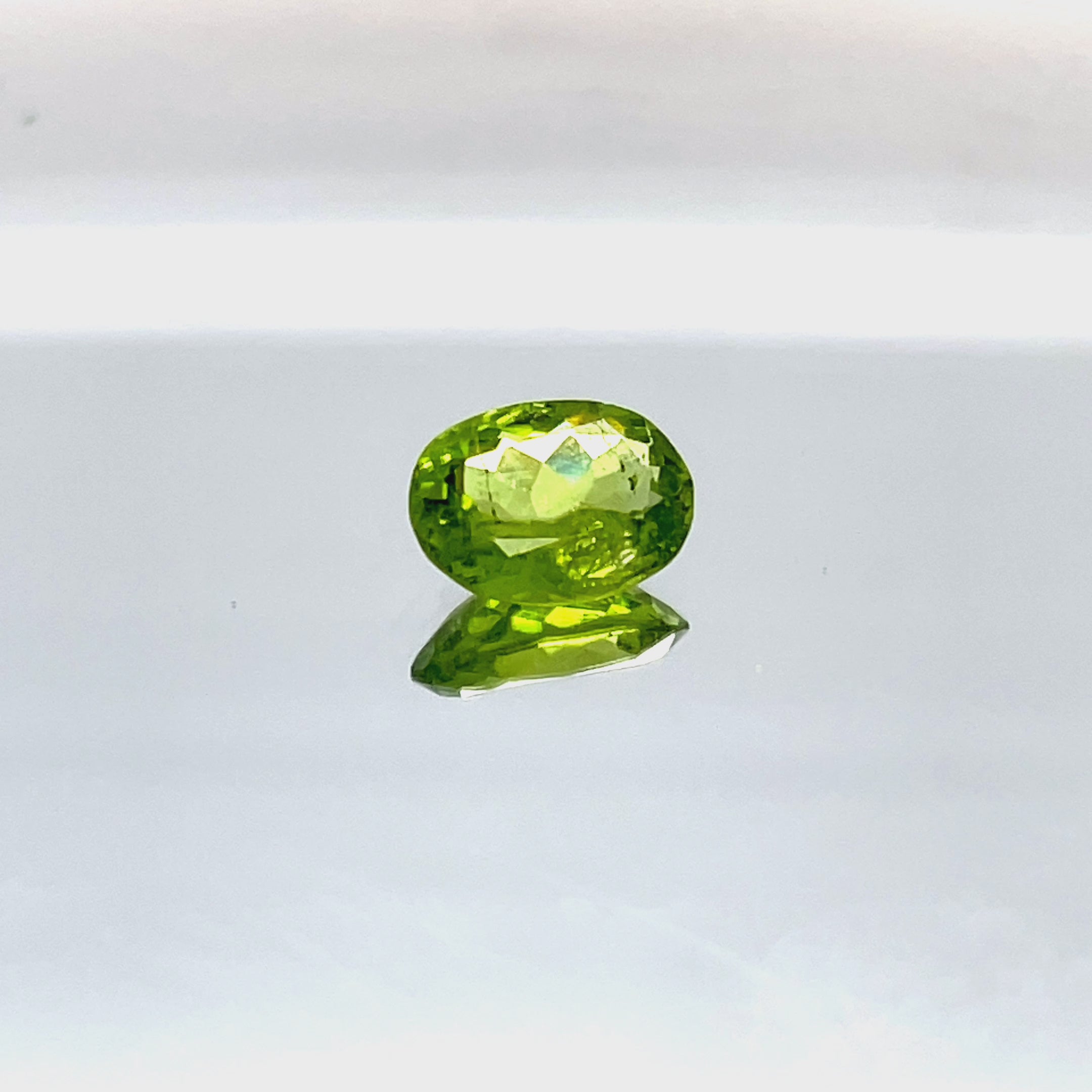 Natural peridot 3,20 ct square cut untreated