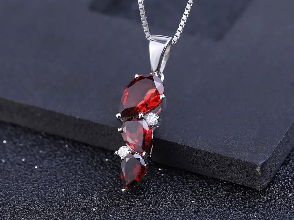 Silver 2.94 ct Garnet Pendant
