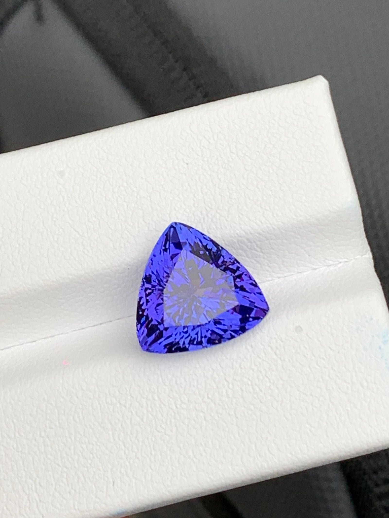 Tanzanite - 5.87 ct