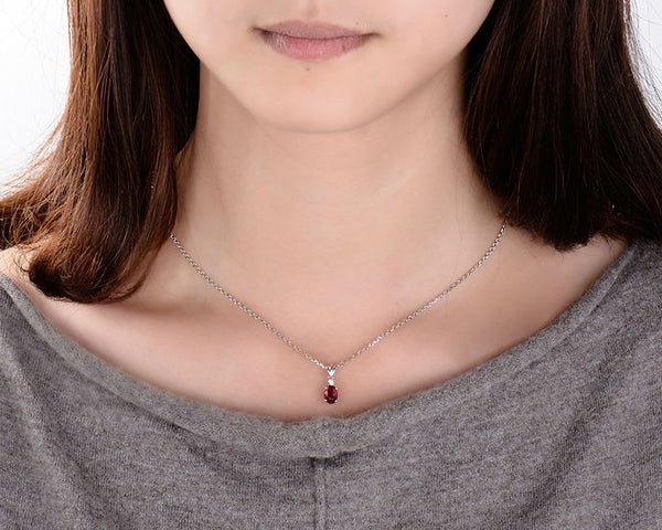 Přívěsek z 18K bílého zlata s 0,80 ct rubínem a přírodním diamantem