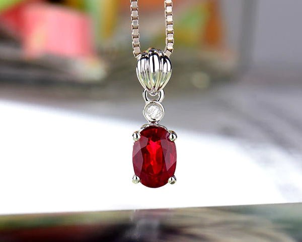 Přívěsek z 18K bílého zlata s 0,80 ct rubínem a přírodním diamantem