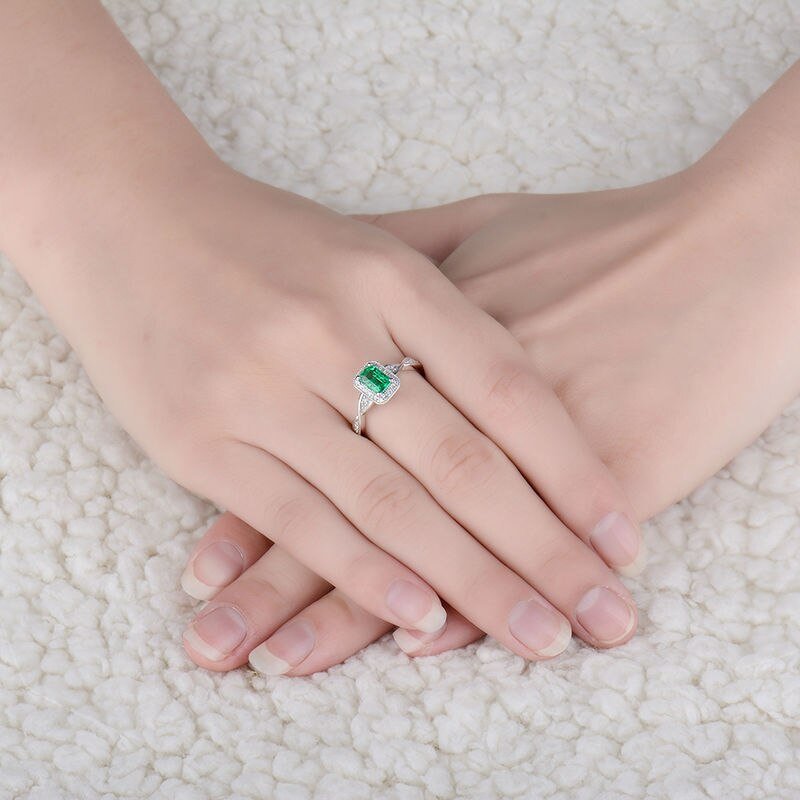 18Kt Gold Diamond 0.65 ct Emerald Ring