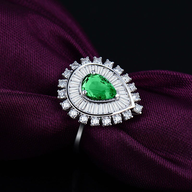 18Kt Gold Diamond 1.02 ct Emerald Ring