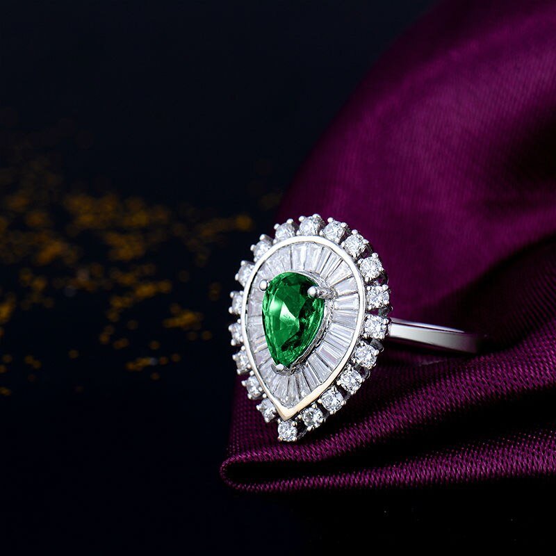 18Kt Gold Diamond 1.02 ct Emerald Ring