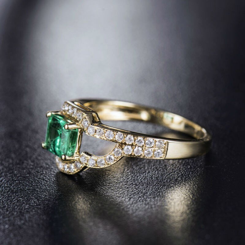 18Kt Gold Natural Diamond & 0.90 ct Emerald Ring