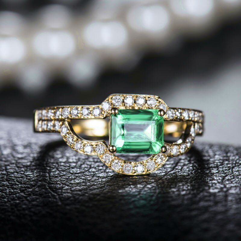 18Kt Gold Natural Diamond & 0.90 ct Emerald Ring