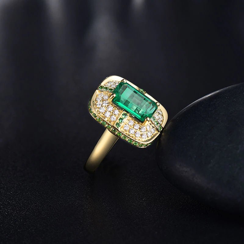 18Kt Gold Natural Diamond & 1.85 ct Emerald Ring - Unisex