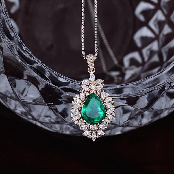 18Kt Rose Gold Diamond 1.80 ct Emerald Pendant