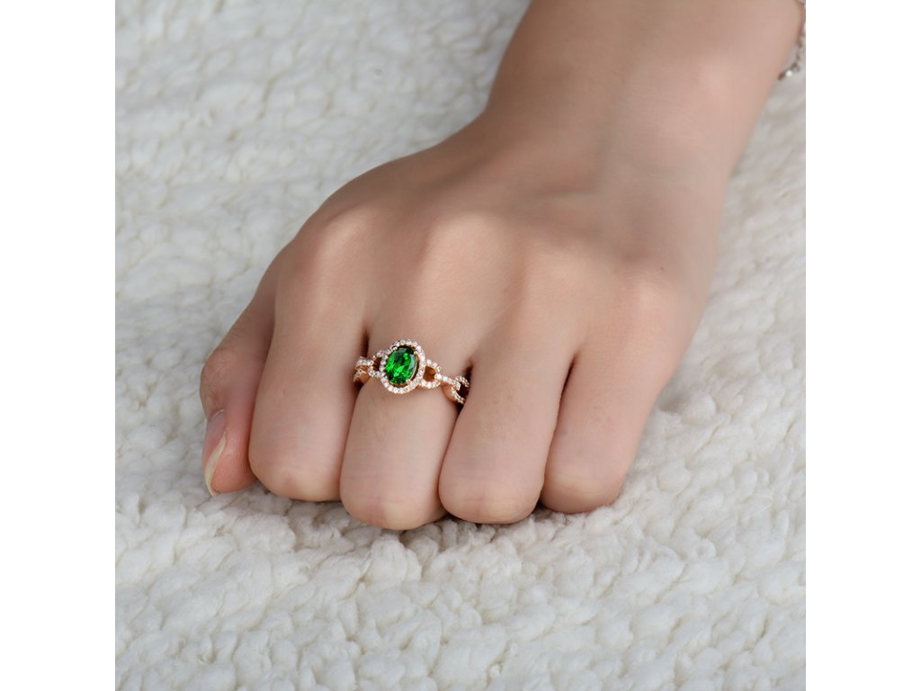 18Kt Rose Gold Natural Diamonds 0.68ct Tsavorite Gemstone