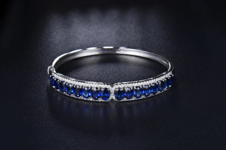 18kt White Gold Bracelet with 8.00 ct Blue Sapphires & 0.86 ct Diamonds – Oval Cut