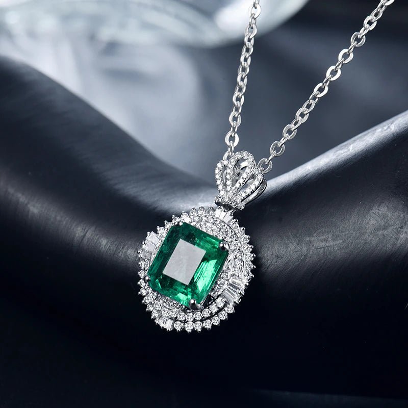 18Kt White Gold Diamonds 4.50 ct Emerald Pendant (Unisex)