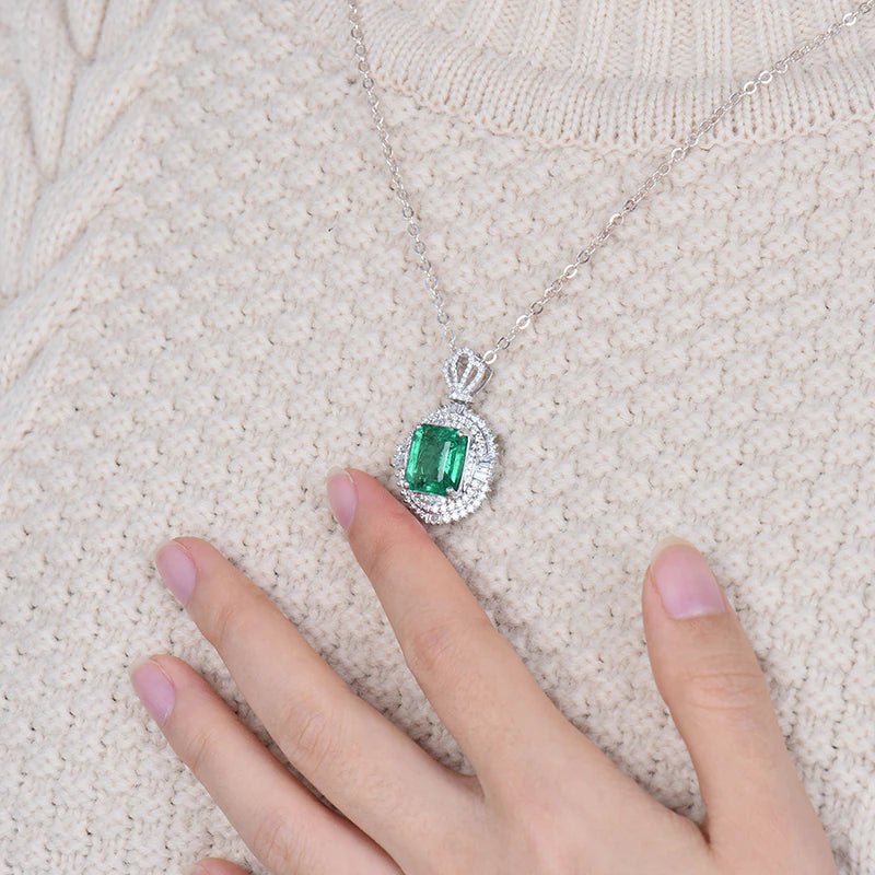 18Kt White Gold Diamonds 4.50 ct Emerald Pendant (Unisex)