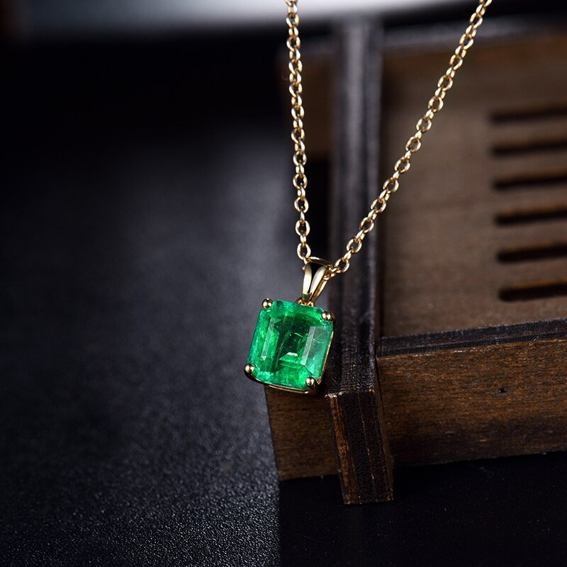 18Kt Yellow Gold 2.50 ct Emerald Pendant (Unisex)