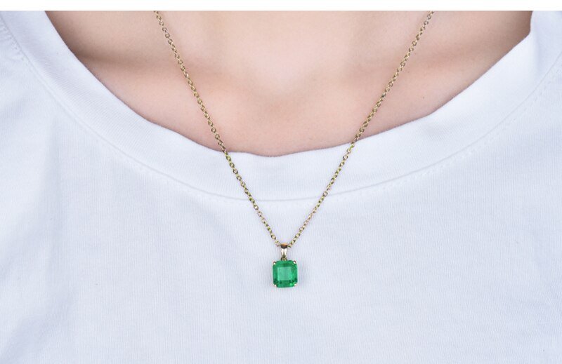 18Kt Yellow Gold 2.50 ct Emerald Pendant (Unisex)