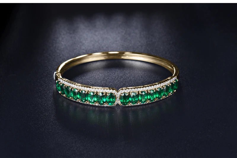 18Kt Yellow Gold 8.00 ct Emerald Bracelet with Natural Diamond