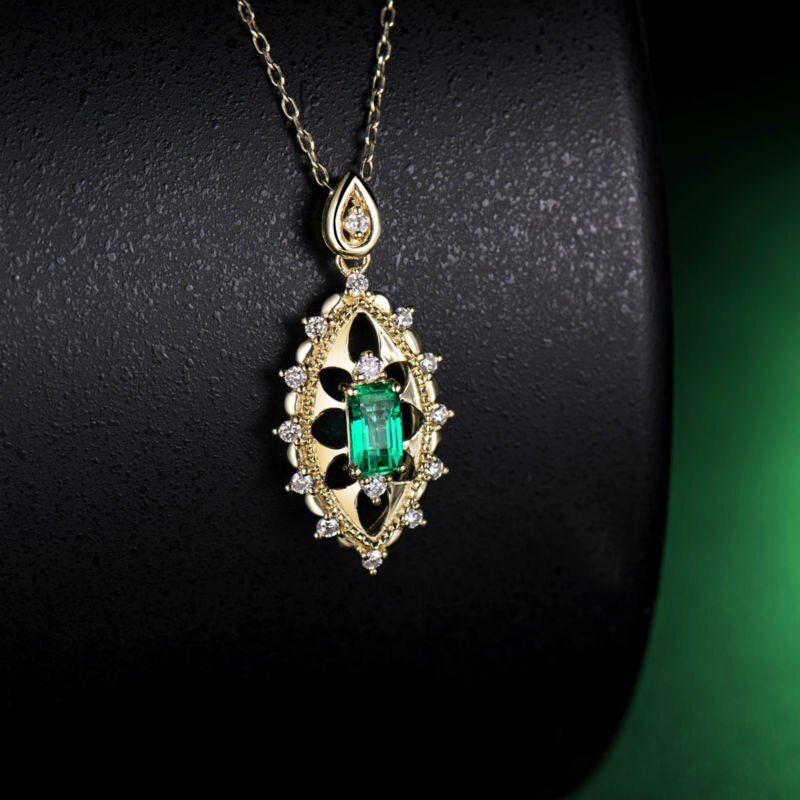 18kt Yellow Gold Diamonds 0.53 ct Emerald Pendant