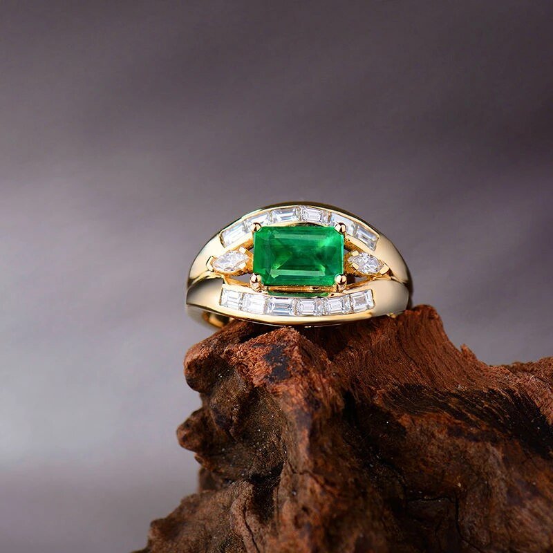 18kt Yellow Gold Natural Diamond & 1.60ct Emerald Ring