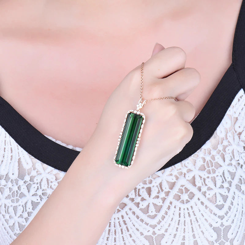 Přívěsek z 18kt růžového zlata s 23,29 ct zeleným turmalínem