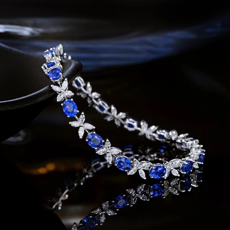 Náramek ze 18kt bílého zlata s 6,97 ct safírem a diamanty