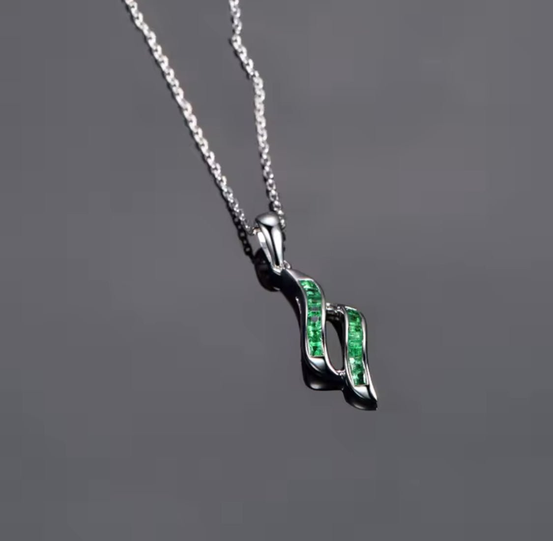 14Kt White Gold 0.40 ct Emerald Pendant