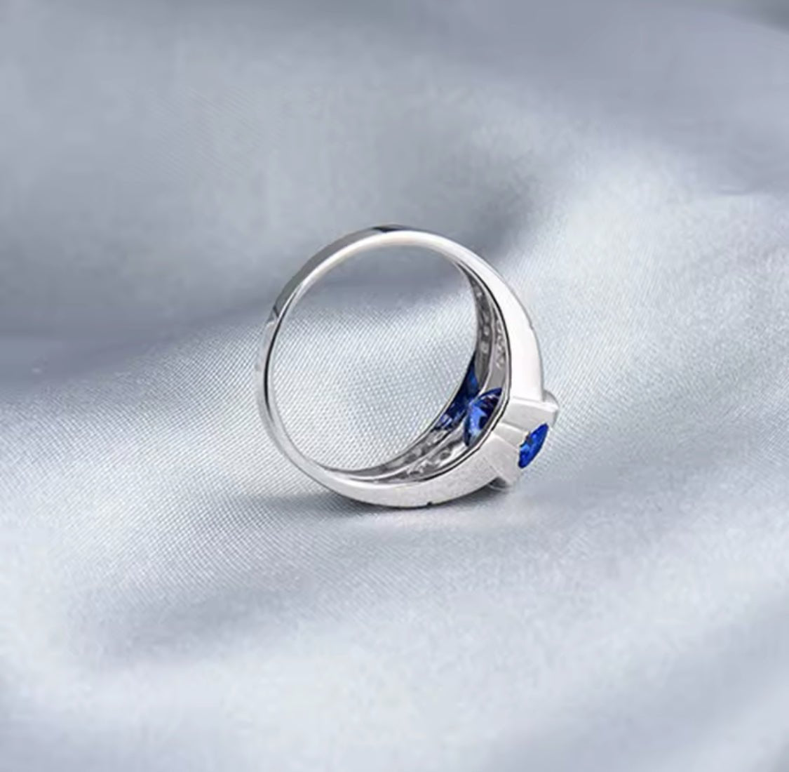14Kt White Gold 1.80 ct Tanzanite Ring with Diamonds (Unisex)