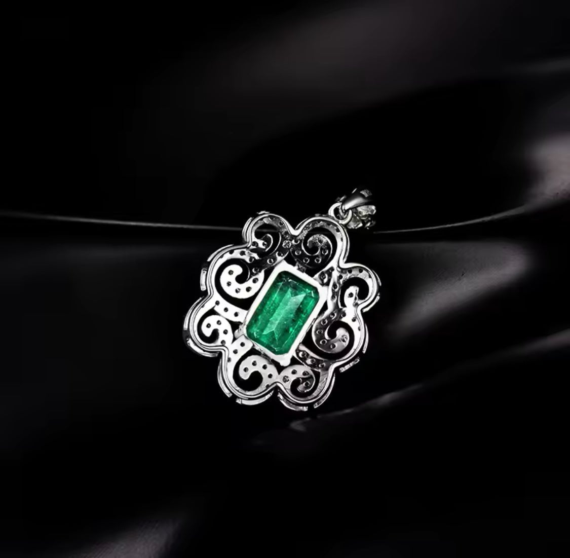 14Kt White Gold Diamonds 1.60 ct Emerald Pendant
