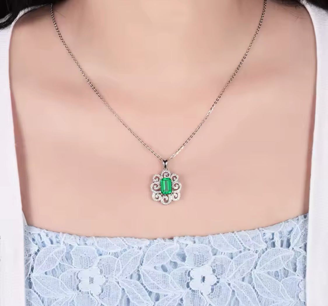 14Kt White Gold Diamonds 1.60 ct Emerald Pendant