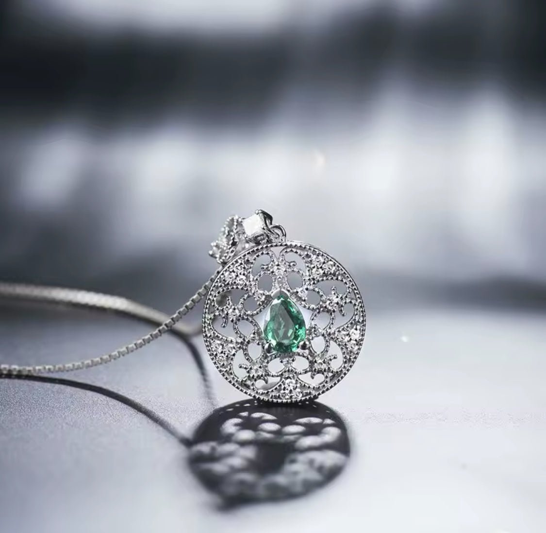 18K White Gold 0.39 ct Emerald Pendant with Natural Diamond