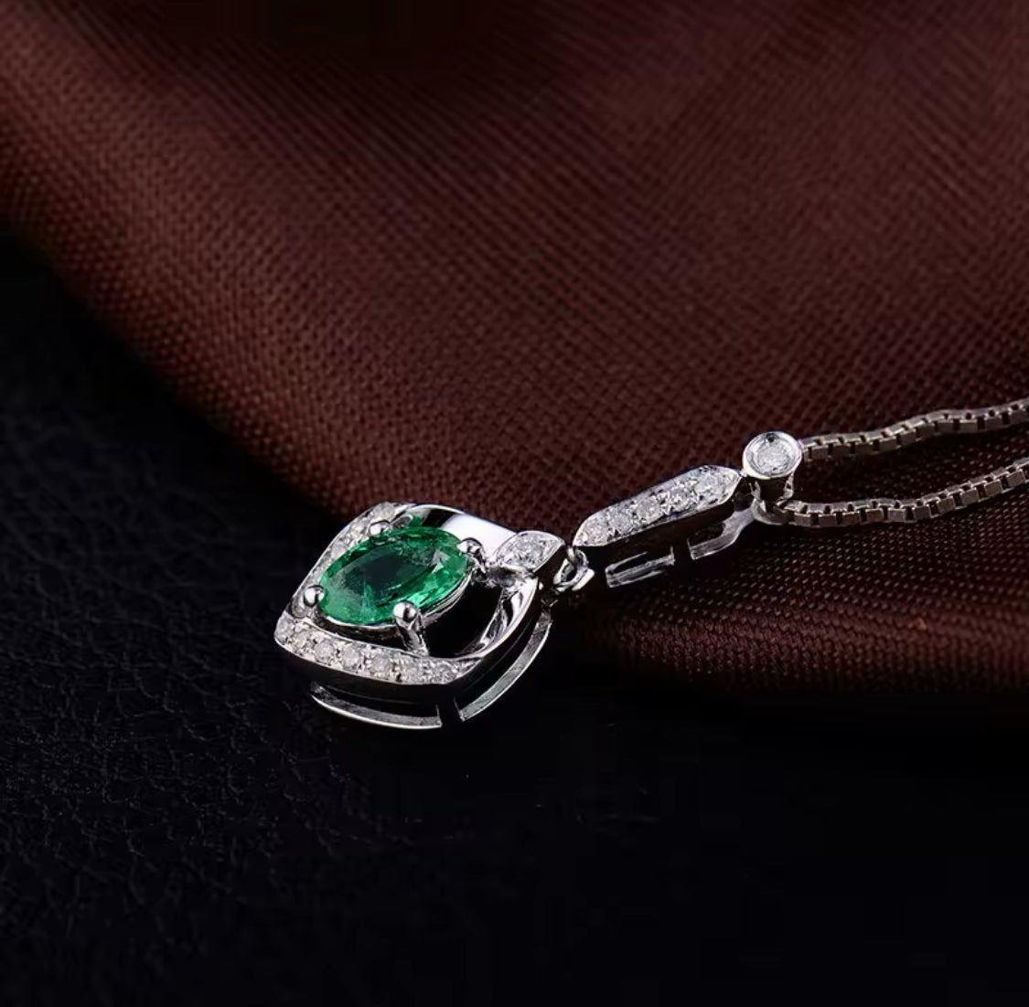 18K White Gold 0.45 ct Emerald Pendant with Natural Diamond