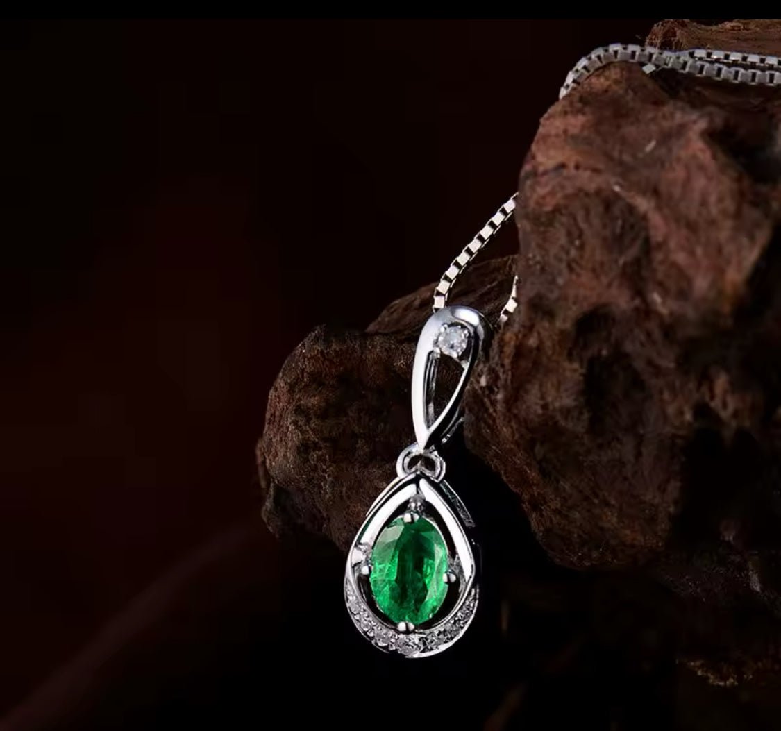 18K White Gold 0.45 ct Emerald Pendant with Natural Diamond