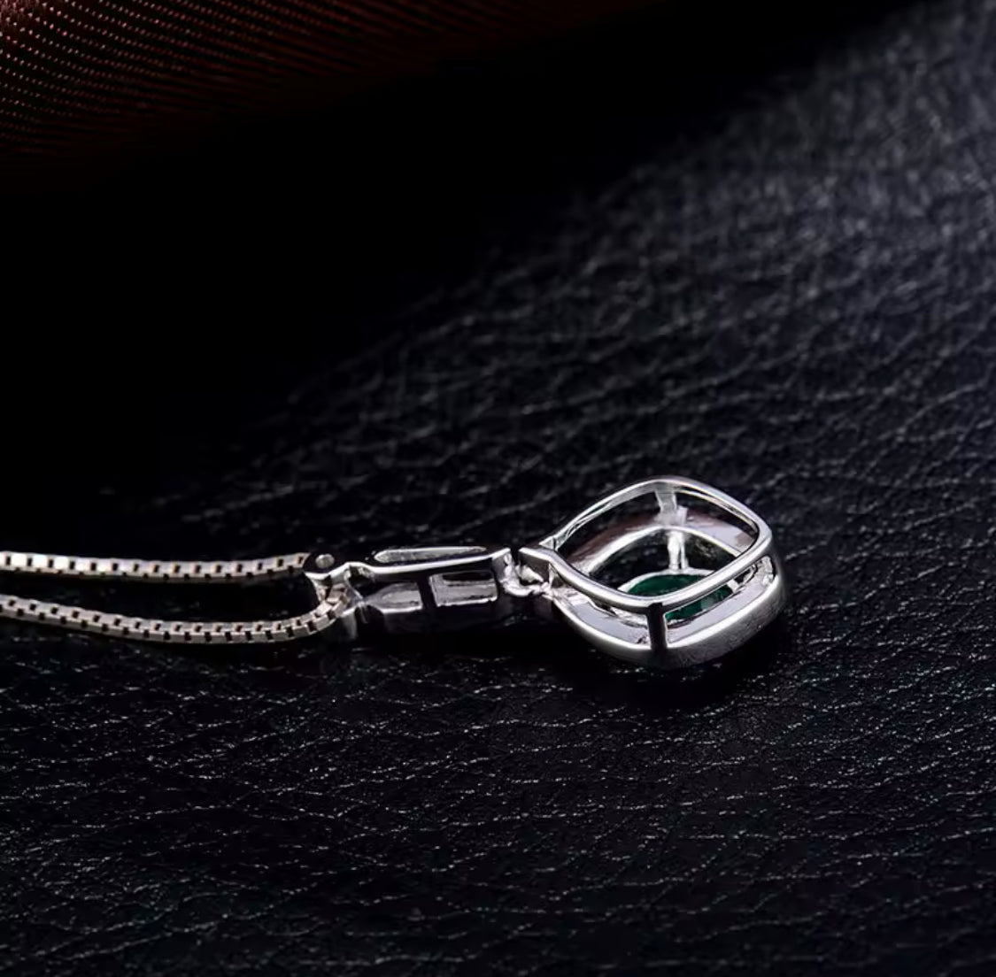 18K White Gold 0.45 ct Emerald Pendant with Natural Diamond