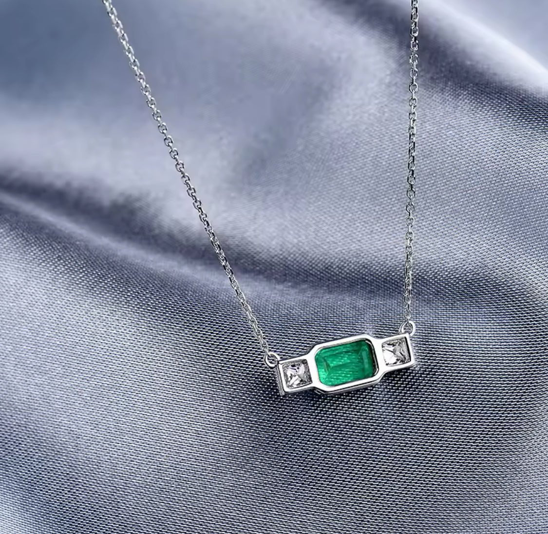 18K White Gold 0.70 ct Emerald Pendant with Natural Diamond