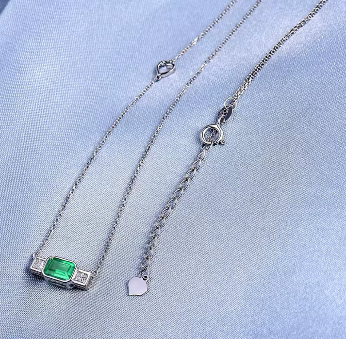18K White Gold 0.70 ct Emerald Pendant with Natural Diamond