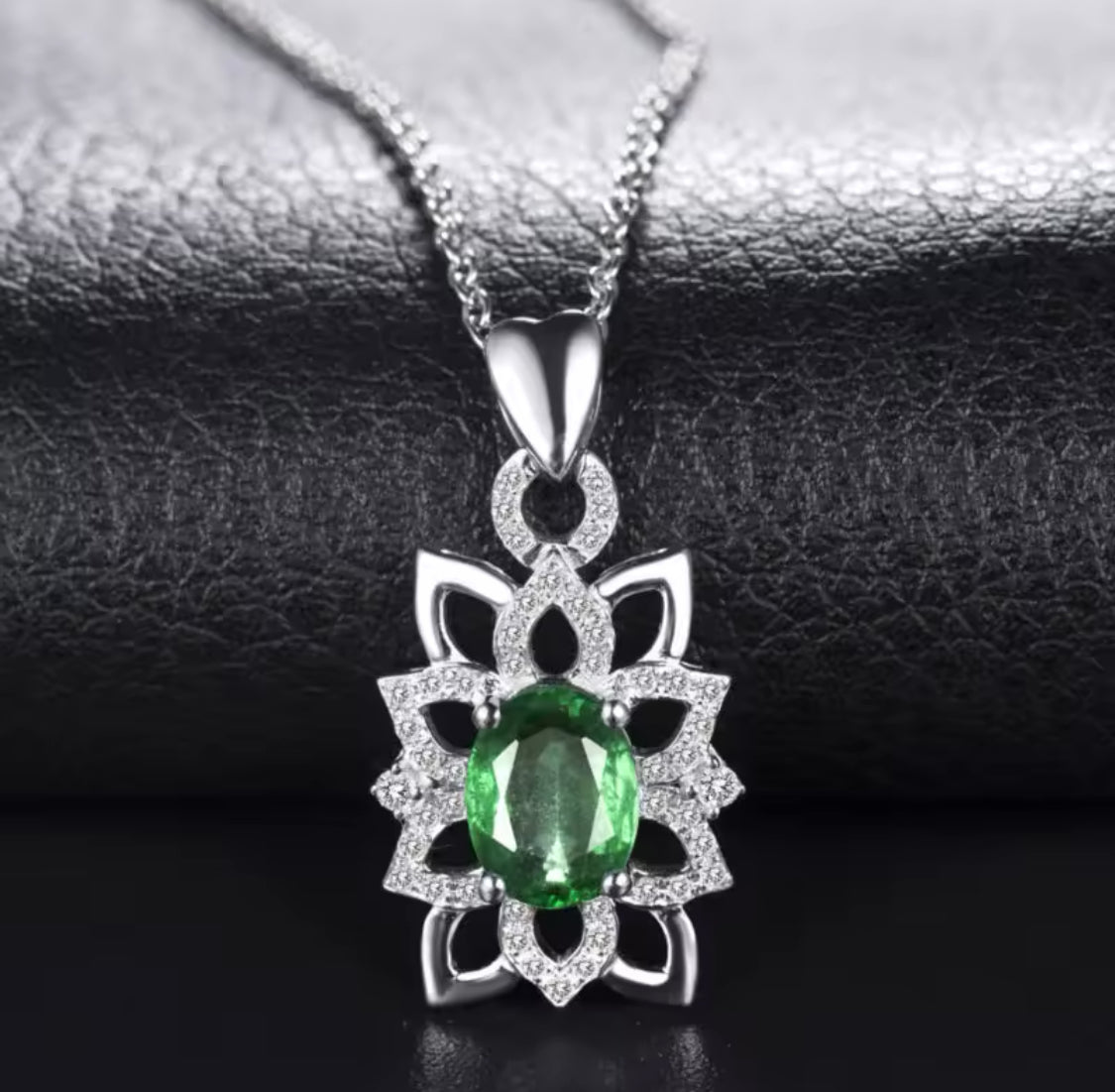 18K White Gold 1.10 ct Emerald Pendant with Natural Diamond