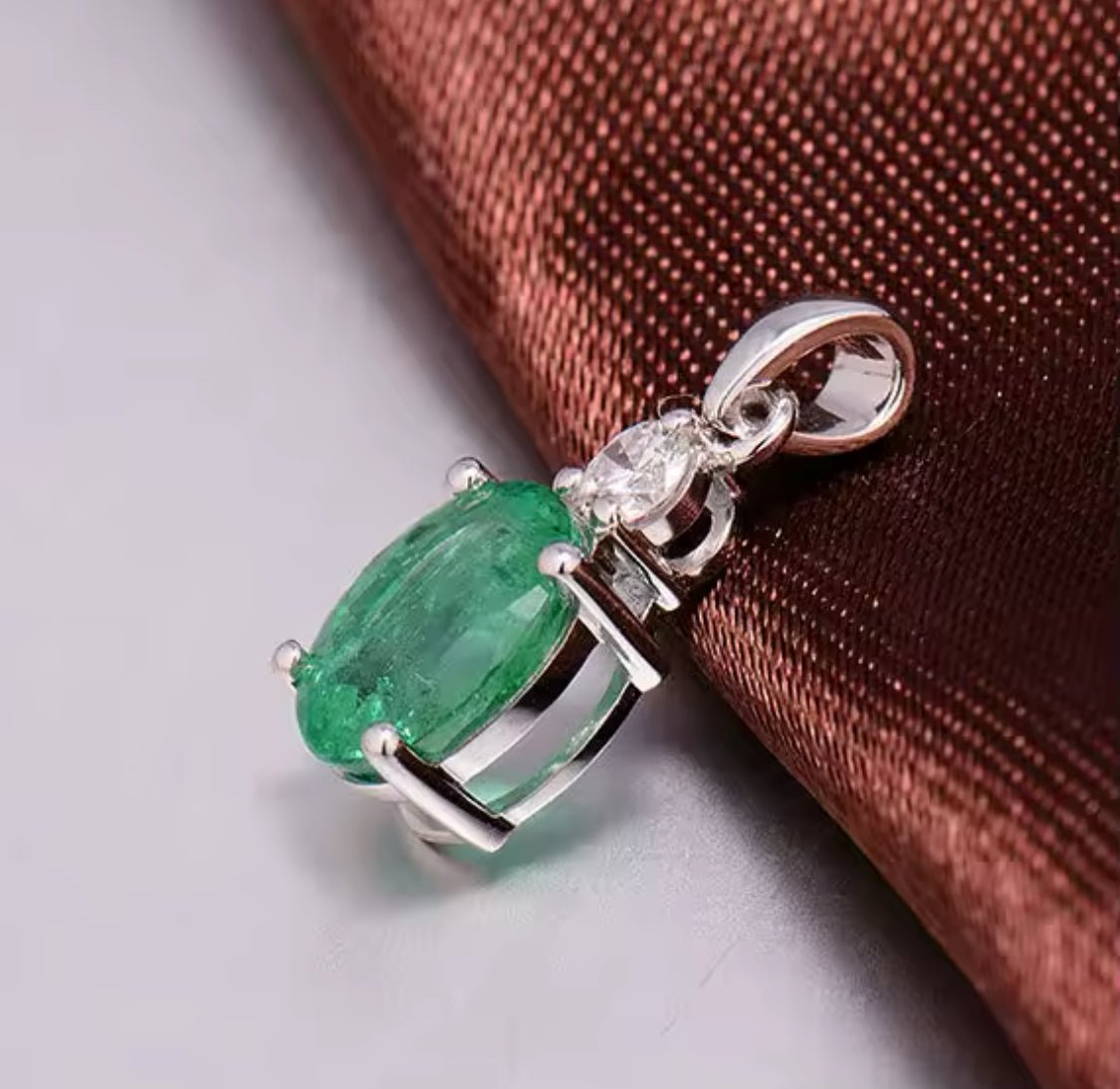 18K White Gold 1.14 ct Emerald Pendant with Natural Diamond