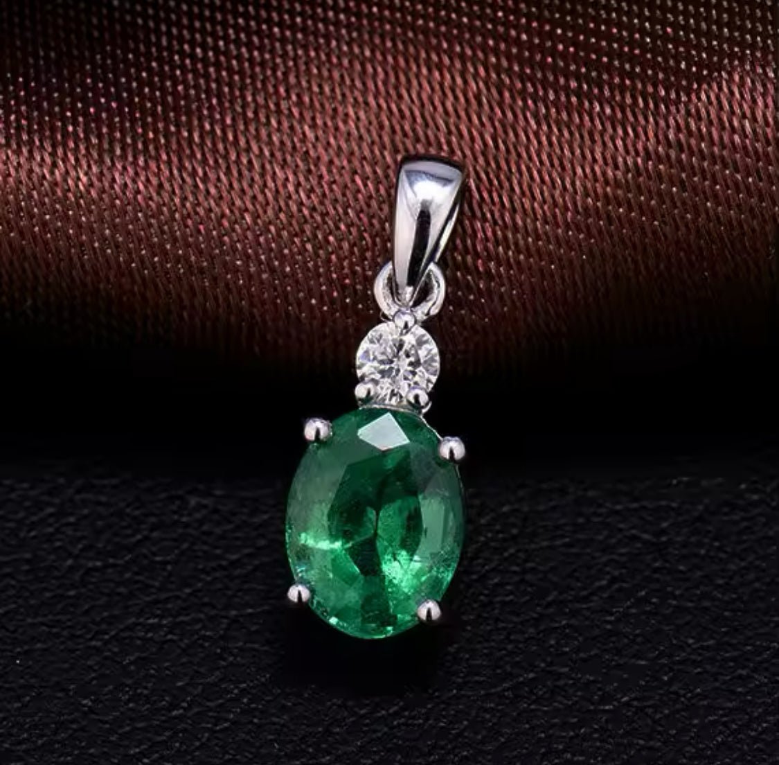 18K White Gold 1.14 ct Emerald Pendant with Natural Diamond