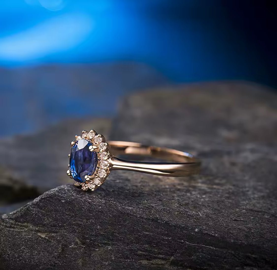 18Kt Rose Gold 0.77 ct Sapphire Ring with Natural Diamonds
