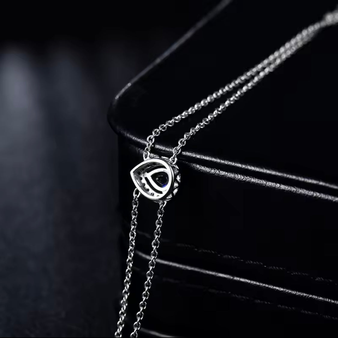 18Kt White Gold 0.44 ct Sapphire Bracelet with Diamonds 0.09 ct