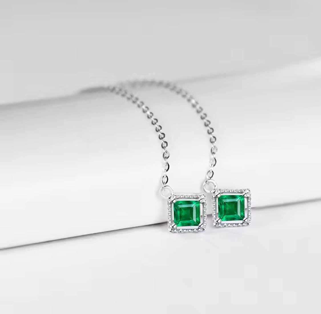 18Kt White Gold 0.60 ct Emerald Earrings