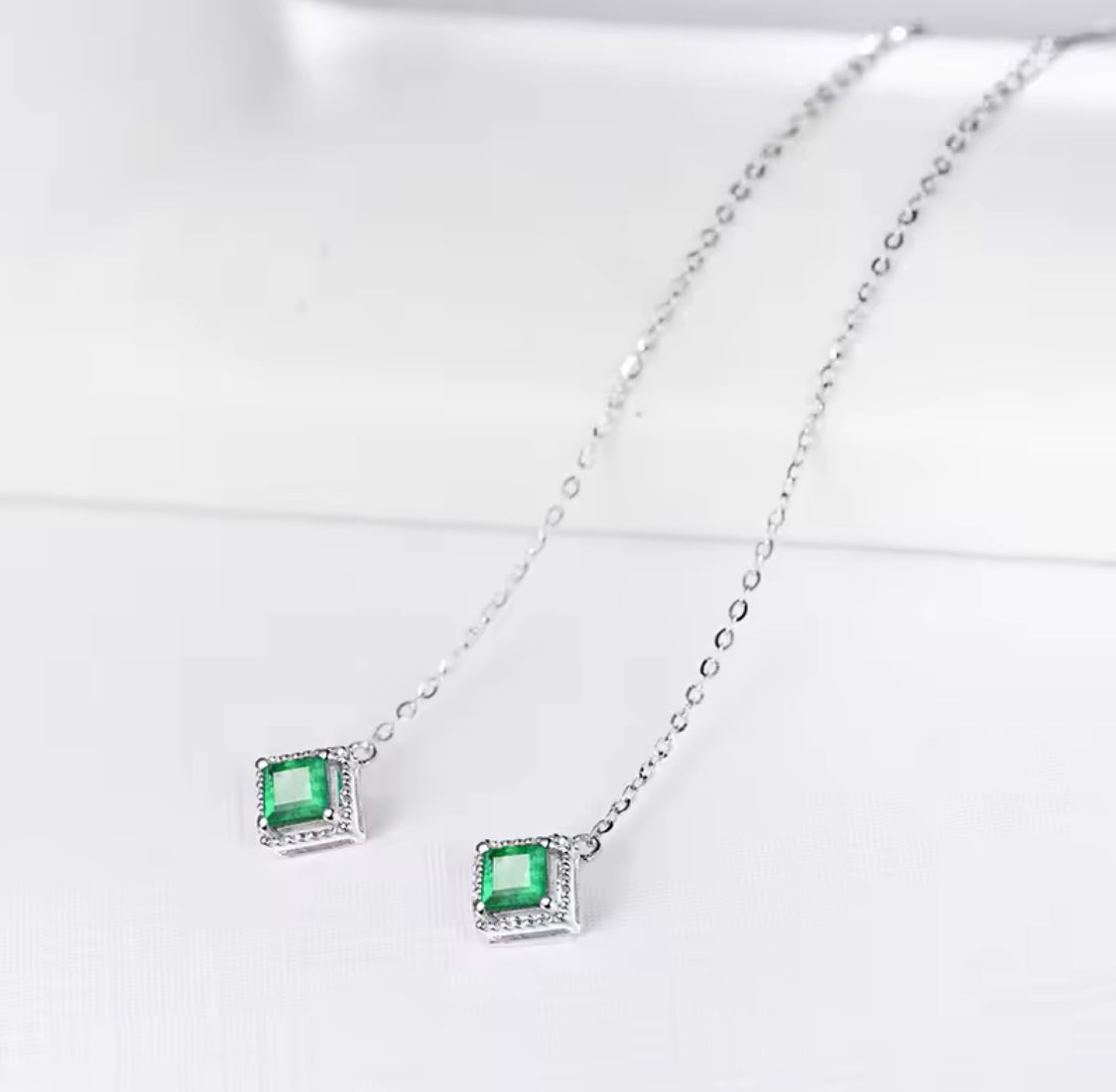 18Kt White Gold 0.60 ct Emerald Earrings
